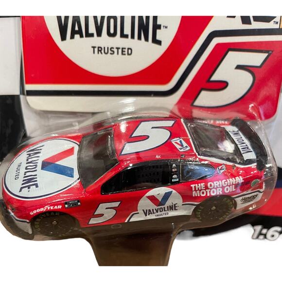 NEW Kyle Larson #5 Valvoline Wave 6 NASCAR Authentics 2022 1:64 Diecast Lionel - Picture 3 of 3